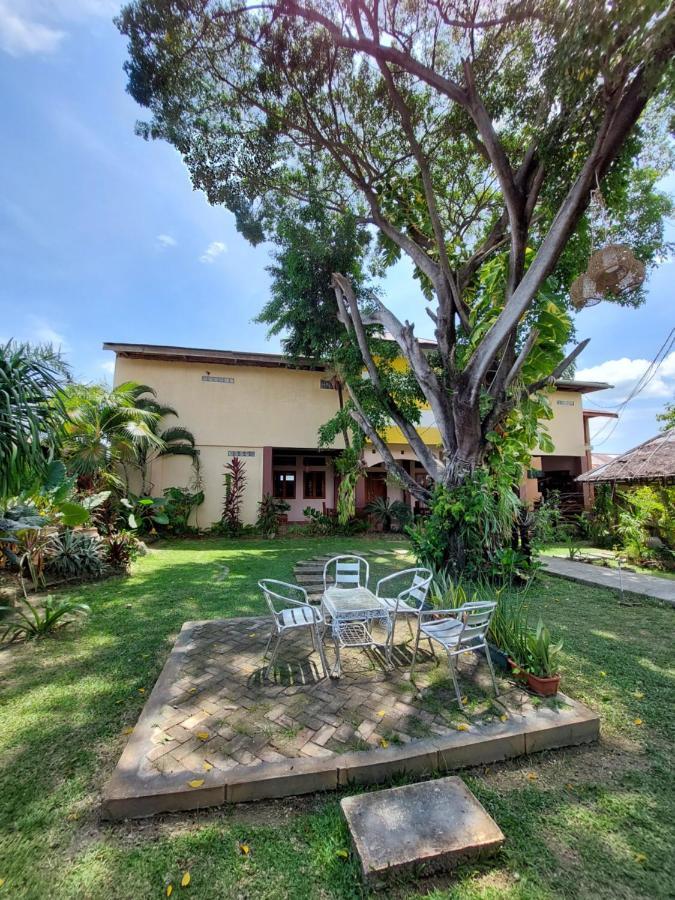 Oasis Hotel Ampana Buitenkant foto